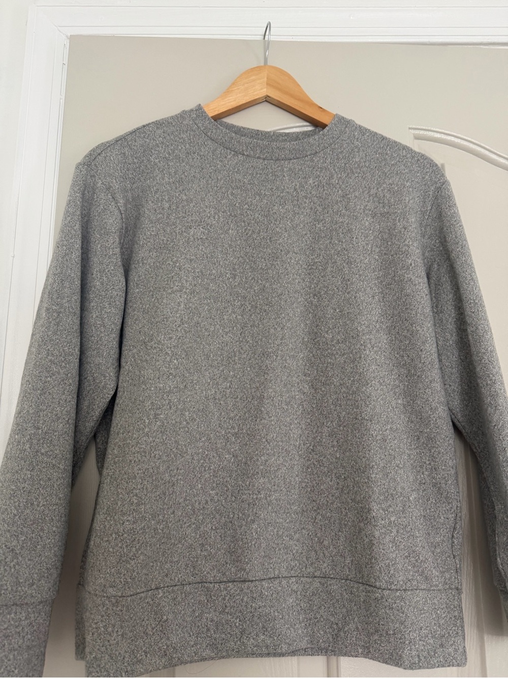 Uniqlo Women's Crewneck Sweater in Heather Gray
